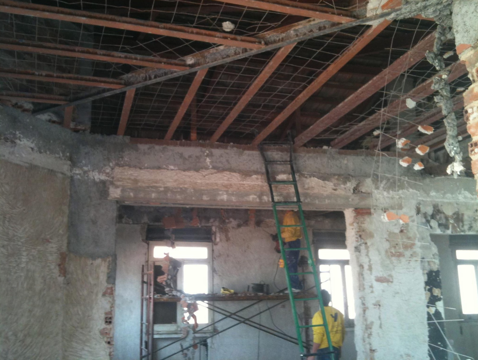 Refuerzos estructurales - Cerchas, tableros ligeros y panel sándwich con teja